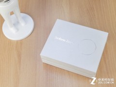 白色華碩ZenFone Zoom賞析 最薄光學(xué)變焦