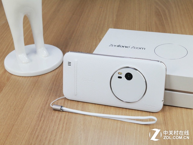 最薄光學(xué)變焦 白色華碩ZenFone Zoom賞析