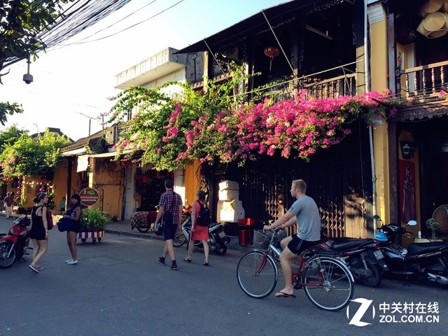 去旅行最苦楚的莫過于行李，在世紀(jì)寒流席卷國(guó)內(nèi)的情況下，去到溫度適合的越南峴港，行李挑選比較困難。所以糾結(jié)之后，我決議減輕其他不必要的重型配備，例如單反、筆記本等，轉(zhuǎn)而用愈加快捷便利的手機(jī)拍照和處理相片，因而挑選了vivo在剛剛推出的年度旗艦產(chǎn)品夠快才痛快vivo X6。