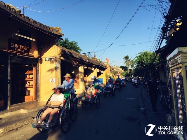 迦南島完畢之后，天然便是彼岸的會(huì)安古城。這兒個(gè)人主張，不需要額定買票進(jìn)入古城，只需有給力的走位，你也能夠免費(fèi)游歷。