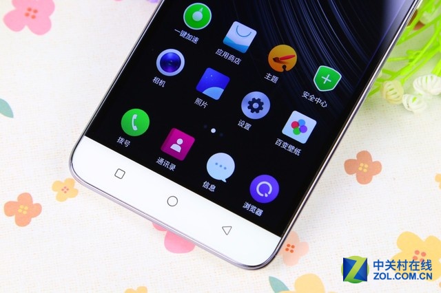 大神Note3高配版搭載了MT6753八核64位處理器，主頻1.3GHz；運(yùn)轉(zhuǎn)內(nèi)存方面達(dá)到了3GB，大神Note3高配版裝備了5.5英寸豪情屏幕，以及1300萬(wàn)像素?cái)z像頭。一起全新晉級(jí)的大神Note3高配版還具有強(qiáng)壯的隱私安全防護(hù)才能，而該機(jī)的價(jià)格仍為899元，性?xún)r(jià)比非常杰出。